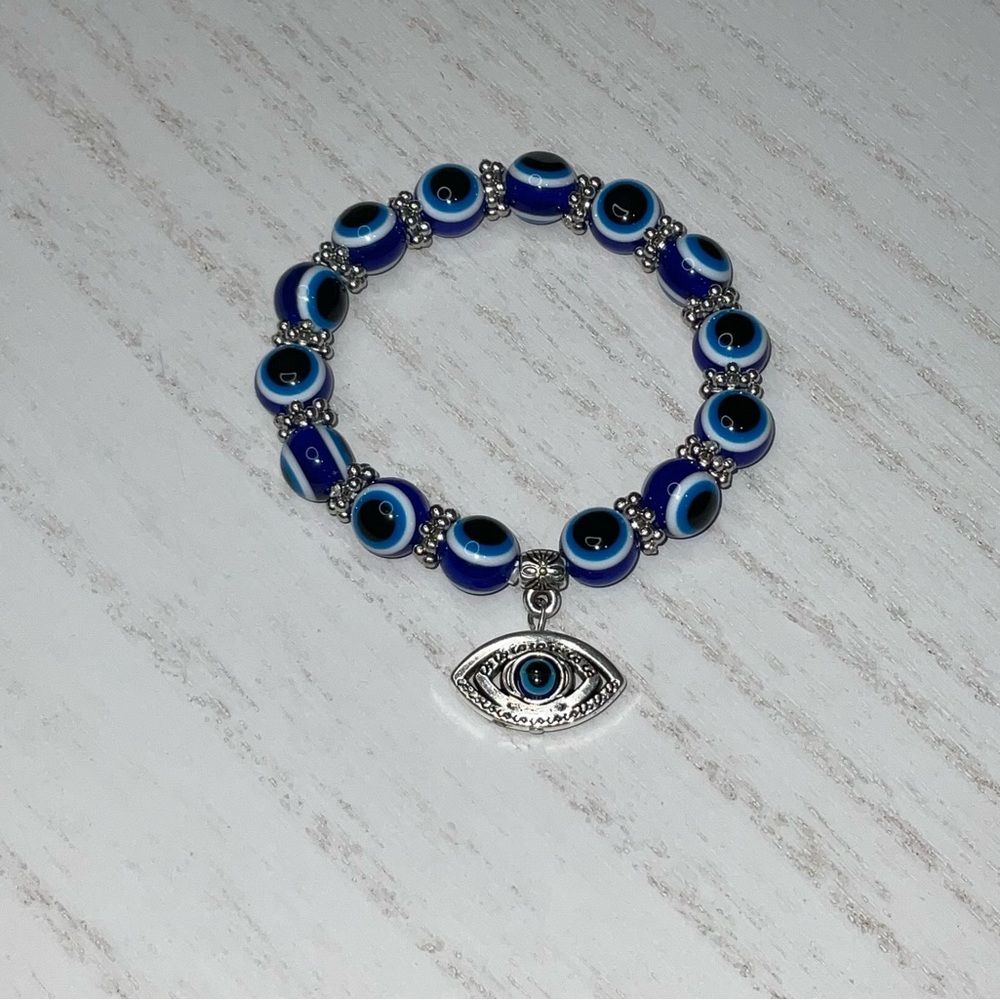 Evil‎ eye bracelet with eye pendant